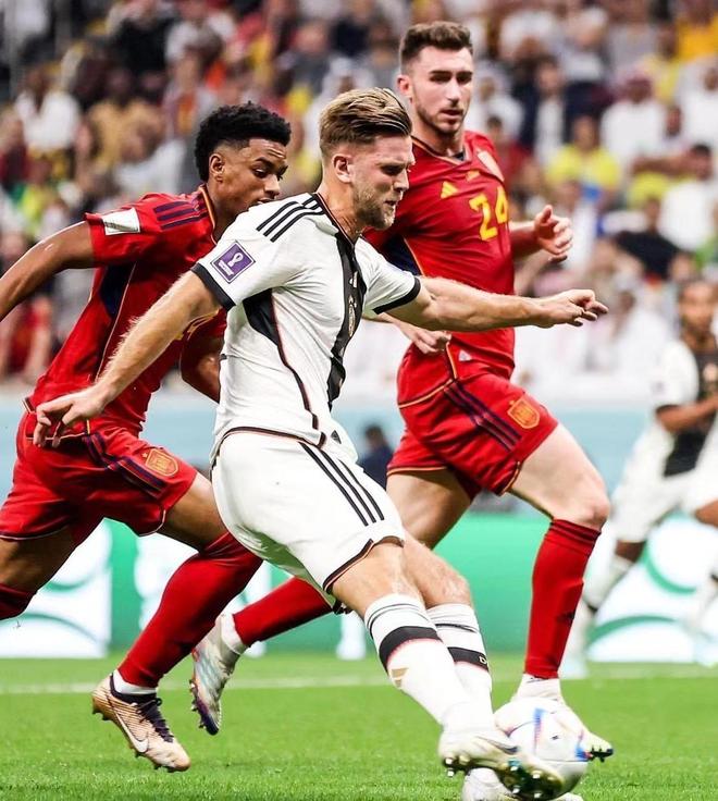 无萨拉赫！利物浦晒对阵布莱顿海报：范戴克等5人出镜（萨拉赫缺席！利物浦发布战布莱顿海报：范戴克等5人亮相）