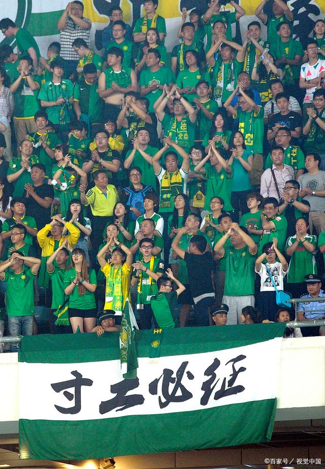 胖了？美媒晒浓眉训练图配文：浓眉的肚子从衣服里露出来了！（胖了吗？美媒晒浓眉训练照：衣摆上翻，腹部露出！）