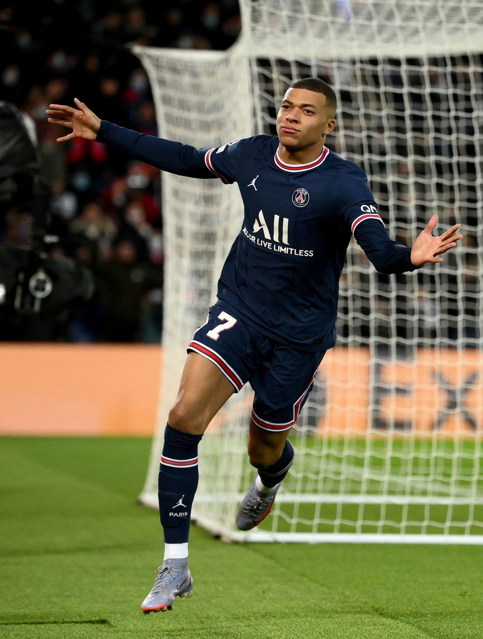 巴黎圣日耳曼内马尔帽子戏法（内马尔上演帽子戏法，巴黎圣日耳曼高光时刻）