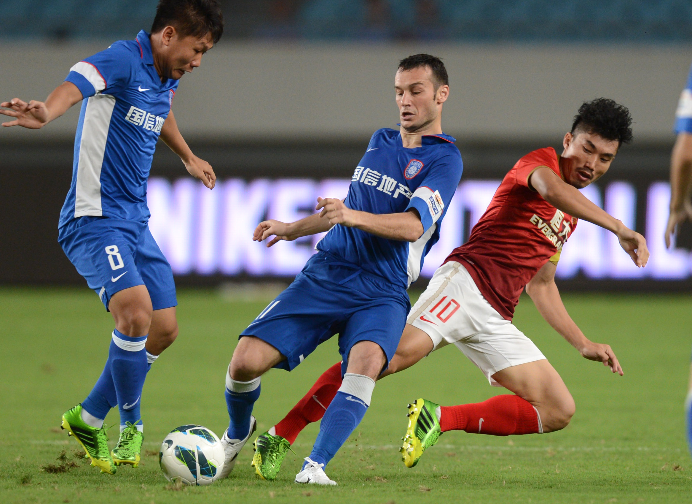 青岛西海岸晒视频：把口号带到诺坎普，老外喊“战斗青岛队”（青岛西海岸发布视频：口号响彻诺坎普，外国球迷高喊“青岛队，战斗！”）