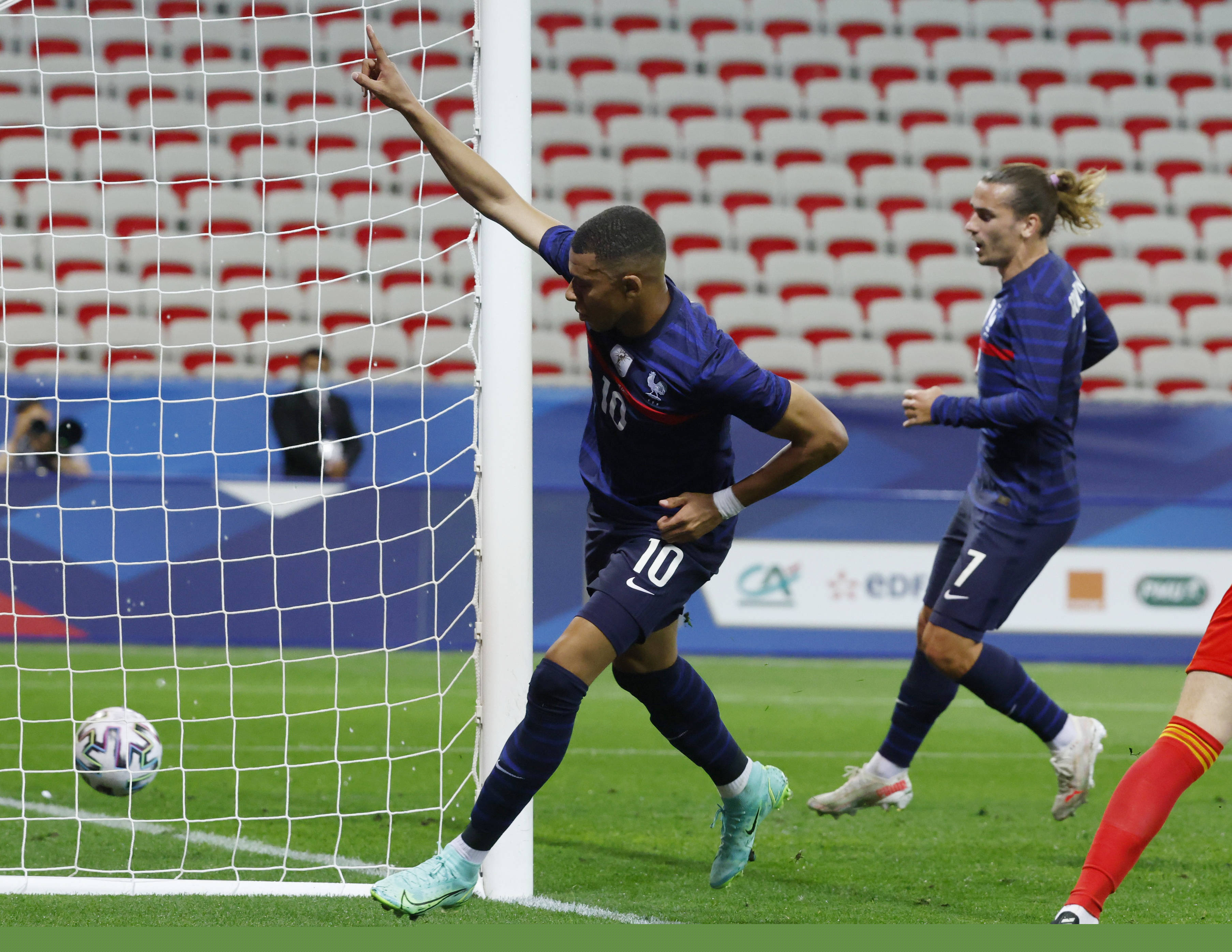 官方：尤文图斯与20岁前锋塞里涅-德梅续约至2028年（官宣：尤文与20岁新星塞里涅-德梅续约至2028年）