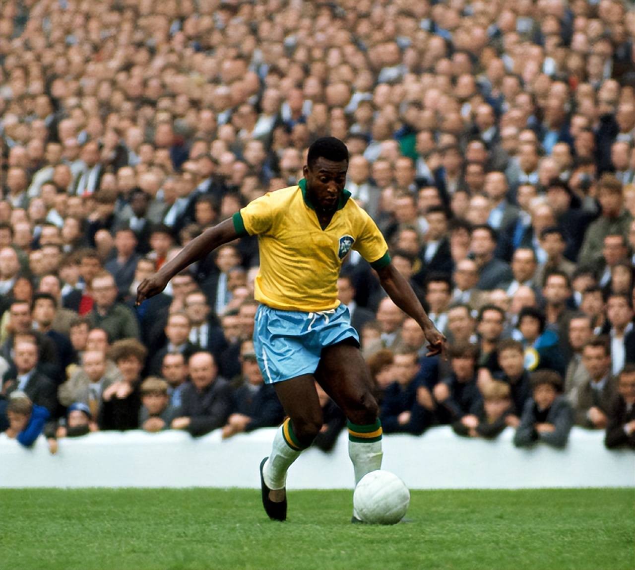 活动组织者：梅西本想走向看台与球迷互动，但被政客拉去拍照（主办方称梅西原本要到看台与球迷互动，却被政客拉去合影）