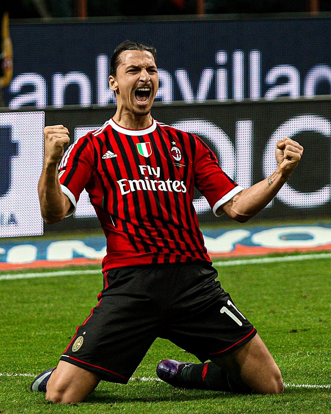 足球国足公开训练吸引千名球迷现场加油（国足公开训练现场迎来上千球迷助威）