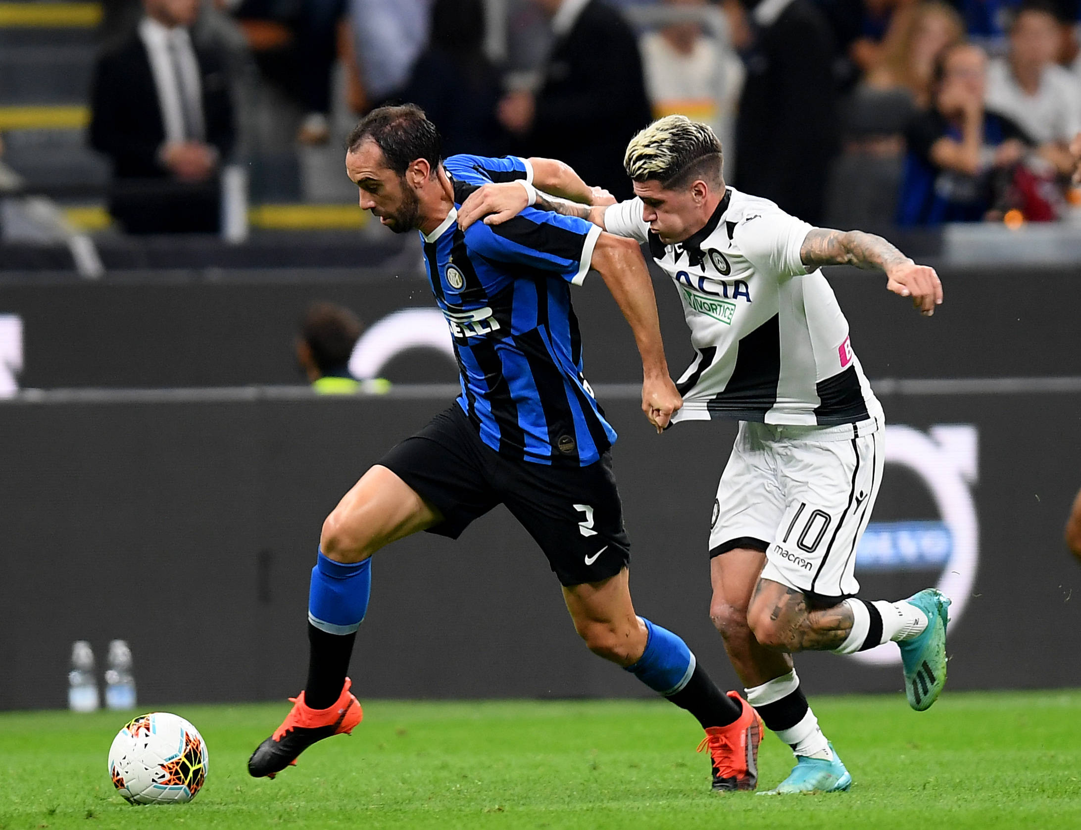 欧文突破防守送出关键助攻（欧文穿透防线妙传制胜）