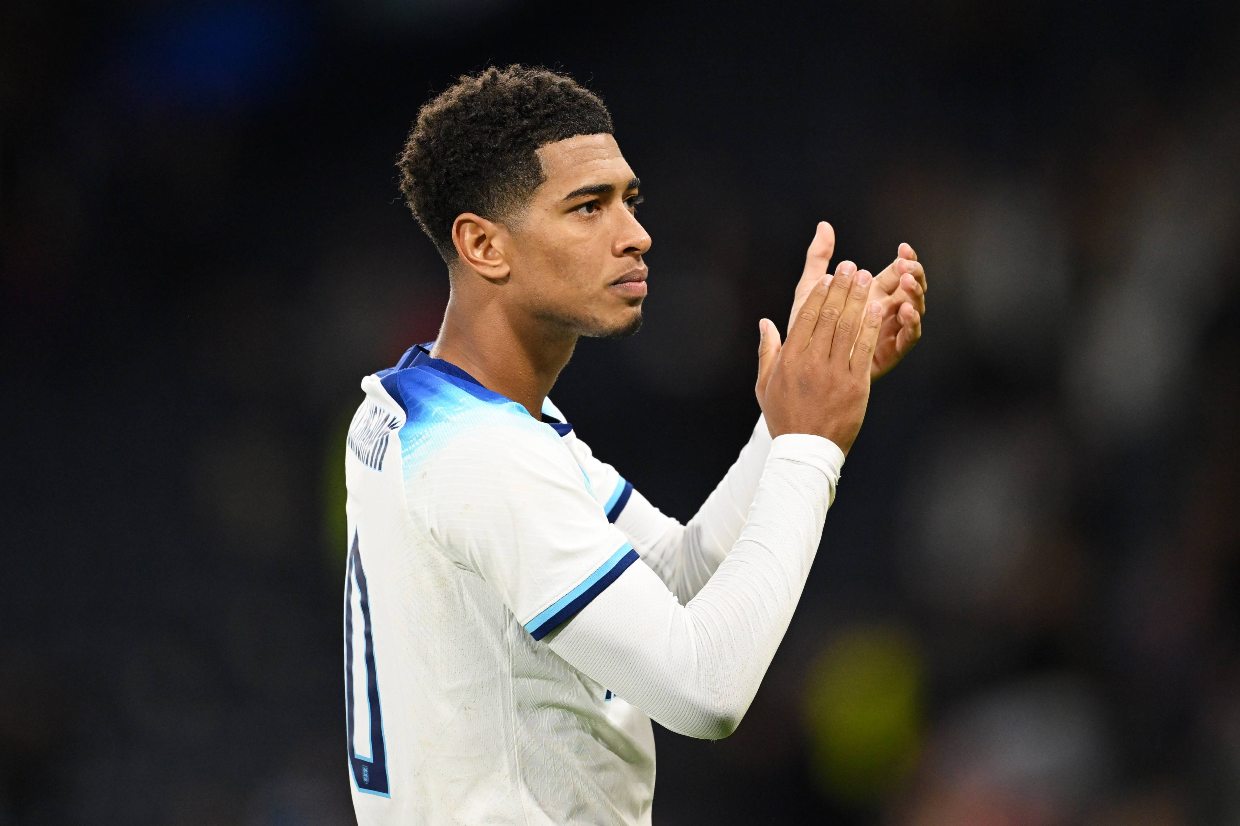 贝克汉姆首夺MLS冠军 14岁小七抹胸抢镜 大布缺席惹争议（贝克汉姆首捧MLS桂冠 小七造型引关注 大布缺席成热议）