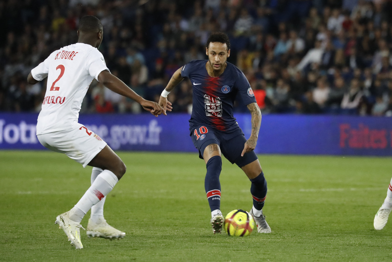 活塞122-117击败步行者，豪取13连胜，追平队史最长连胜纪录。（活塞122-117力克步行者，13连胜追平队史最长纪录）