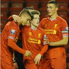 克罗斯：绿茵场上的精准指挥官（克罗斯：中场的精密调度师）