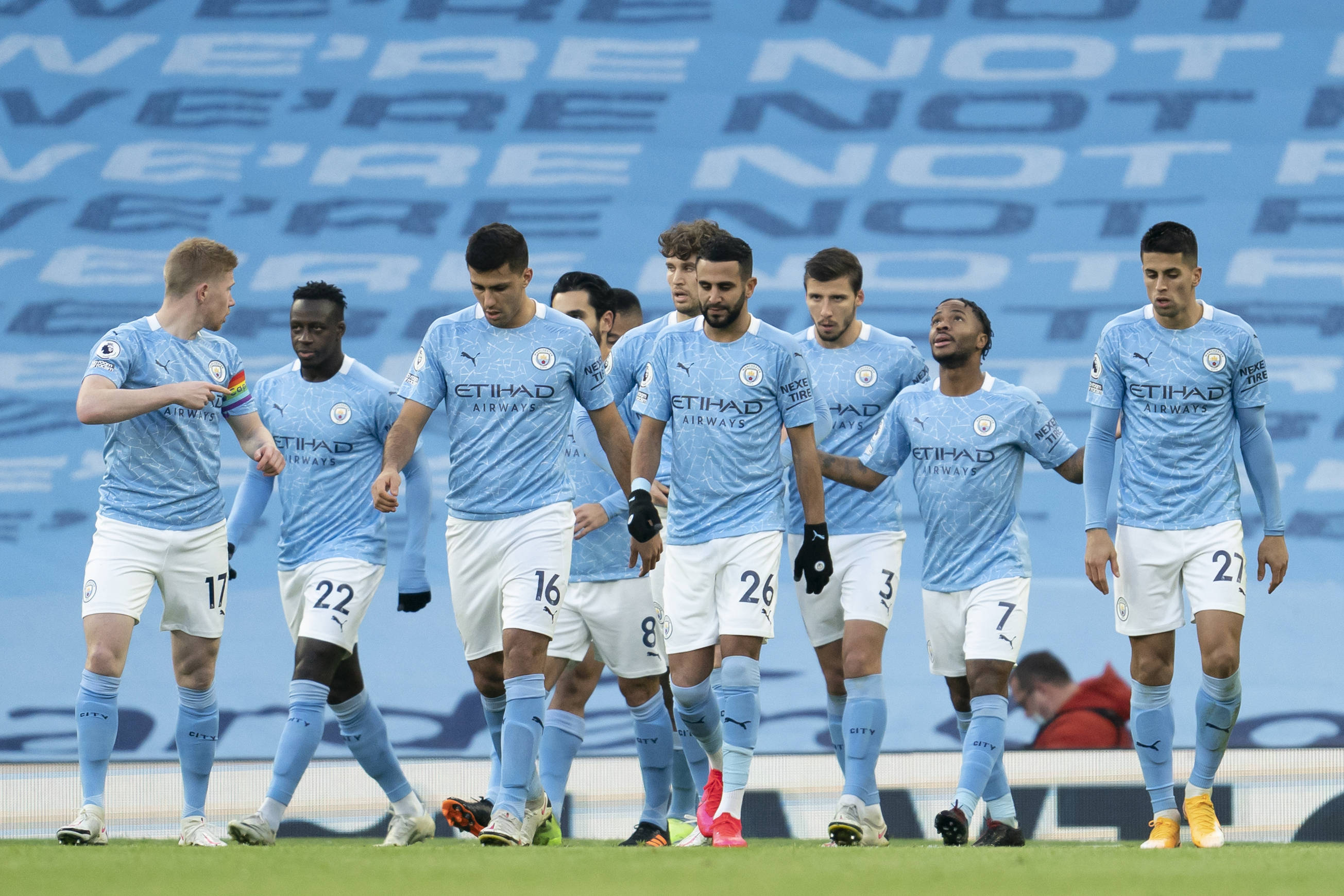 随着曼联1-1遭绝平，英超最新积分榜出炉：阿森纳一枝独秀（曼联1-1读秒遭扳平，英超积分榜更新：阿森纳独领风骚）