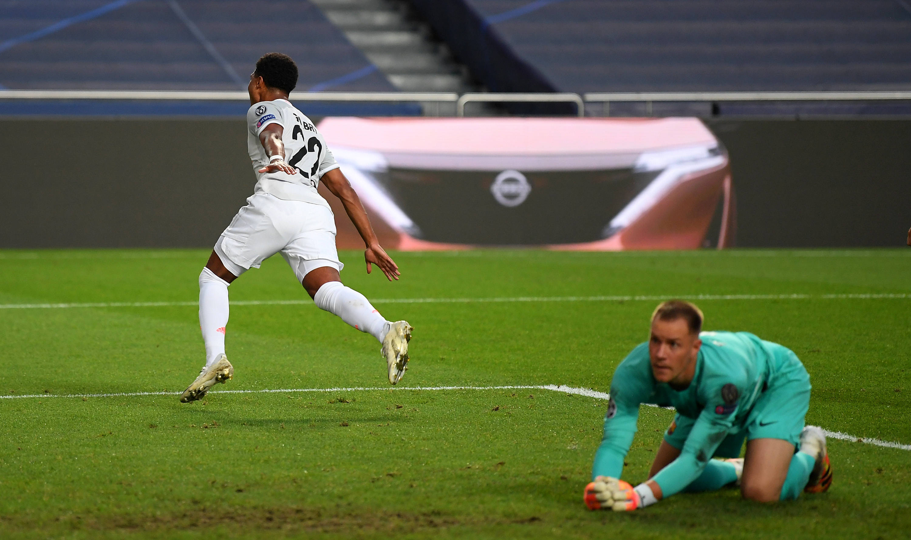 世界杯小组赛抽签揭晓，各组形势激烈，比利时、西班牙、法国等强队争夺晋级，姆巴佩与哈兰德有望对决，阿根廷实力强劲，晋级概率极高。