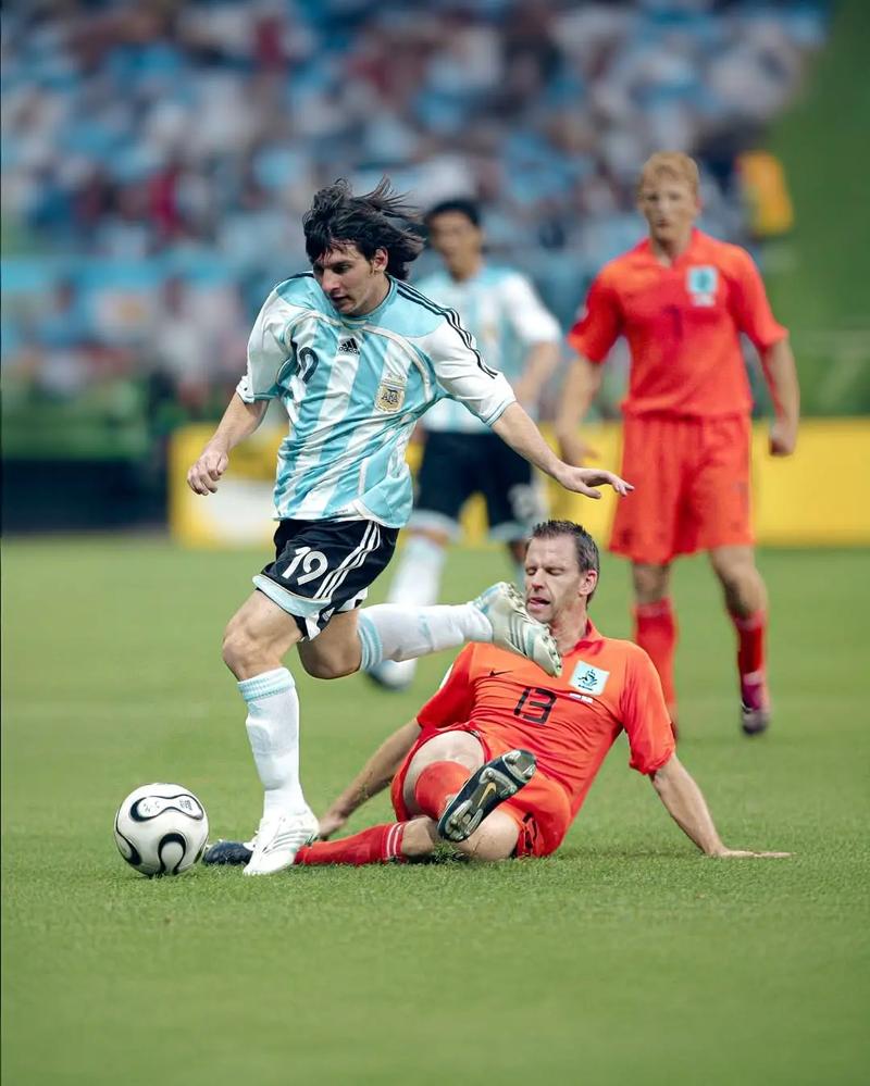 35岁之后25+次数：库里达成100次里程碑，詹姆斯领跑（35岁后25+次数榜：库里破百里程碑，詹姆斯继续领跑）