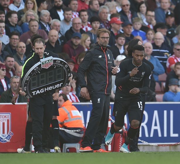 东西部得分王各砍10分，詹姆斯贡献劈扣，两队首节战平