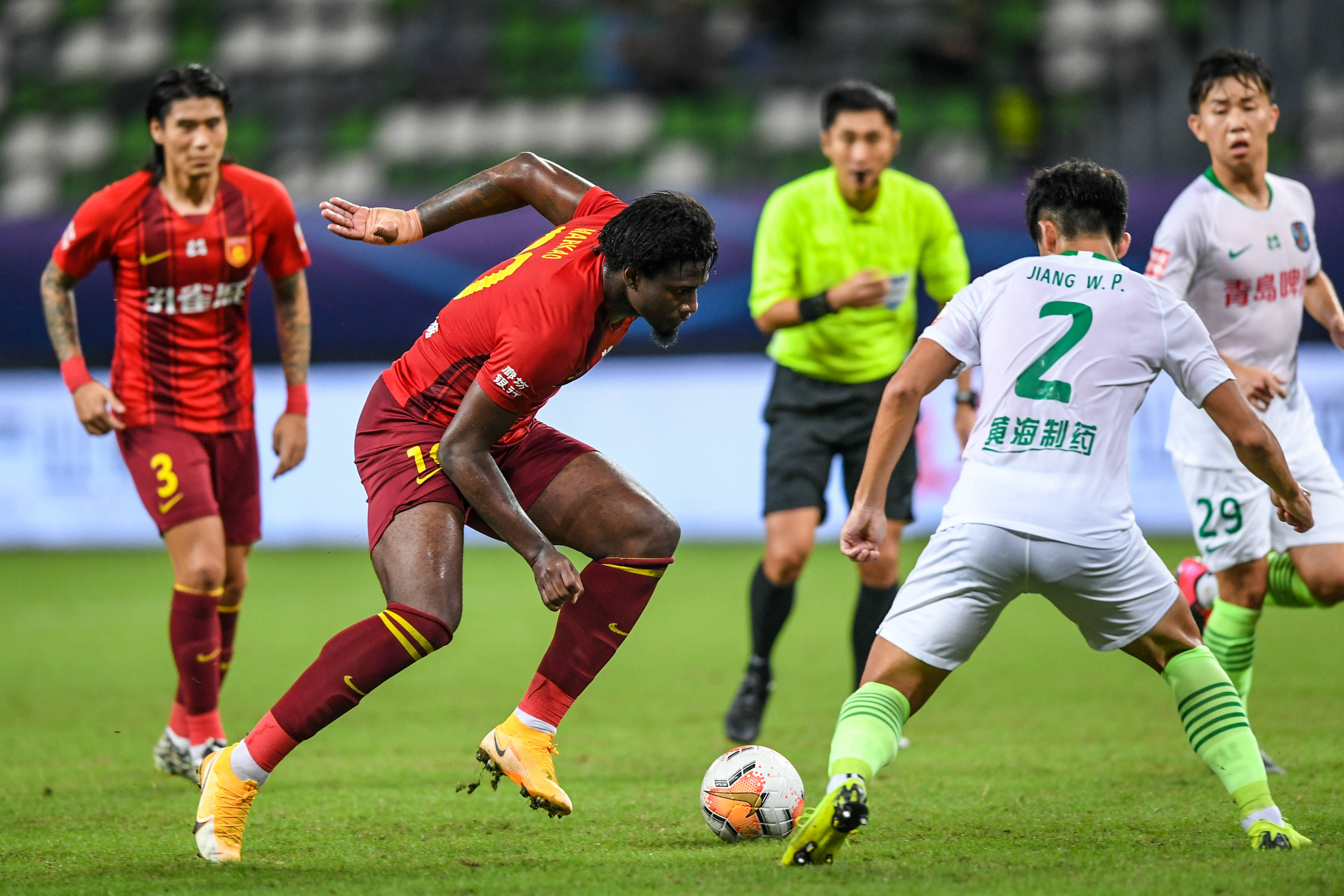 半场：奥格斯堡2-0勒沃库森，吉安努利斯传射，安东-卡德破门（半场战报：奥格斯堡2-0领先勒沃库森，吉安努利斯传射建功，安东-卡德破门）