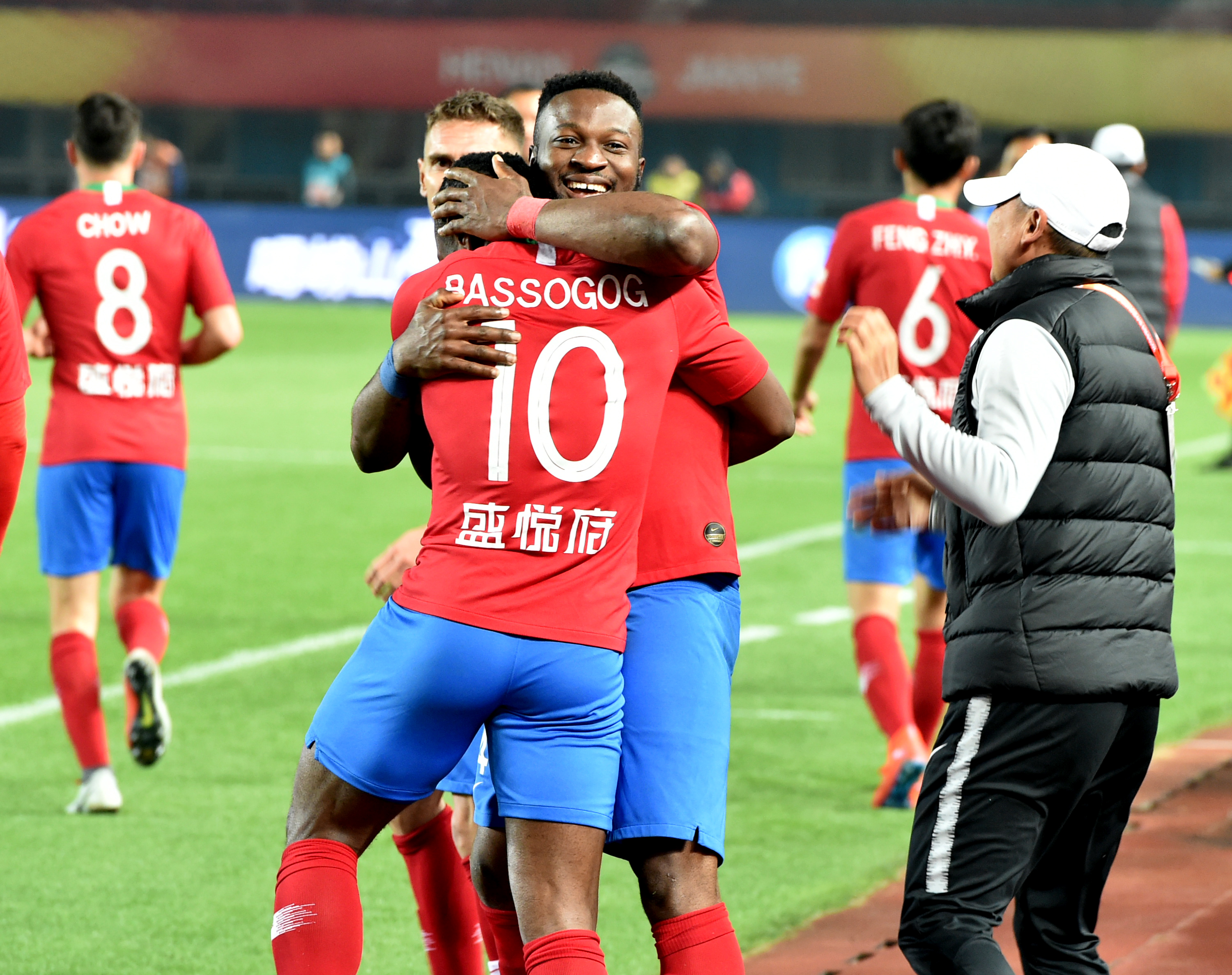 纳格尔斯曼与女友参加马拉松节目，呼吁为慈善活动捐款（纳格尔斯曼携女友亮相马拉松节目，号召为公益募捐）